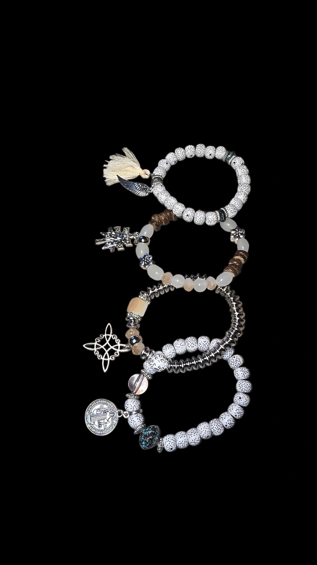 4 bracelets triple protección cruz de Caravaca, medalla de San Benito y nudo de Bruja, triple protection bracelets with the Caravaca cross, the Saint Benedict medal and the Witch's knot